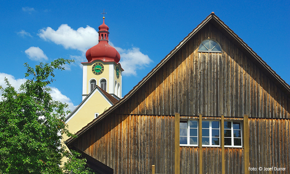 Kirche Aesch mit Pfarrscheune