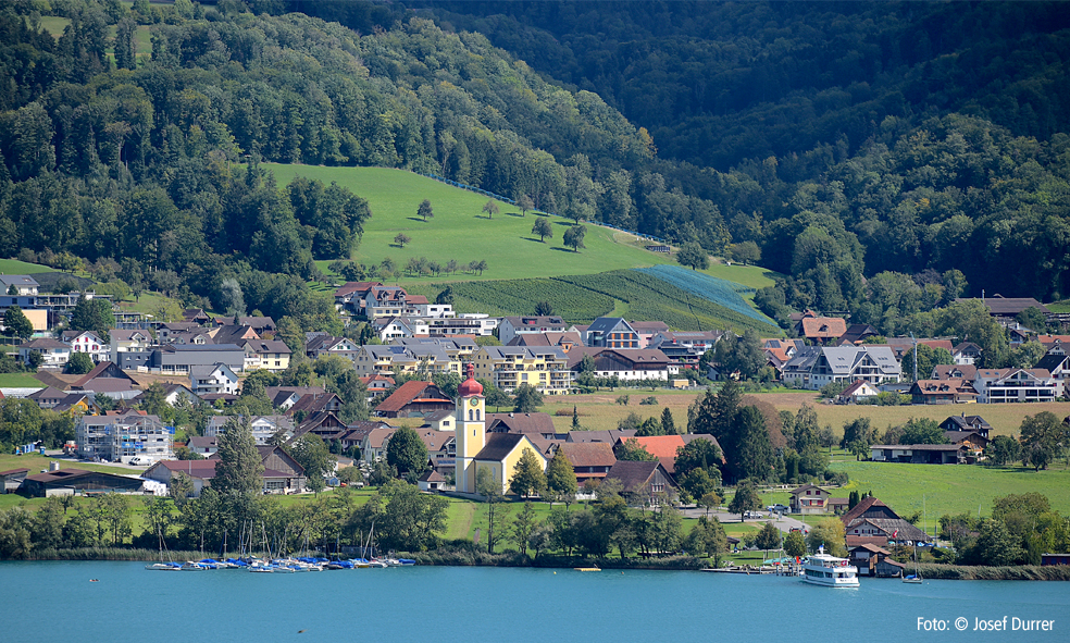 Aesch mit Kirche und See